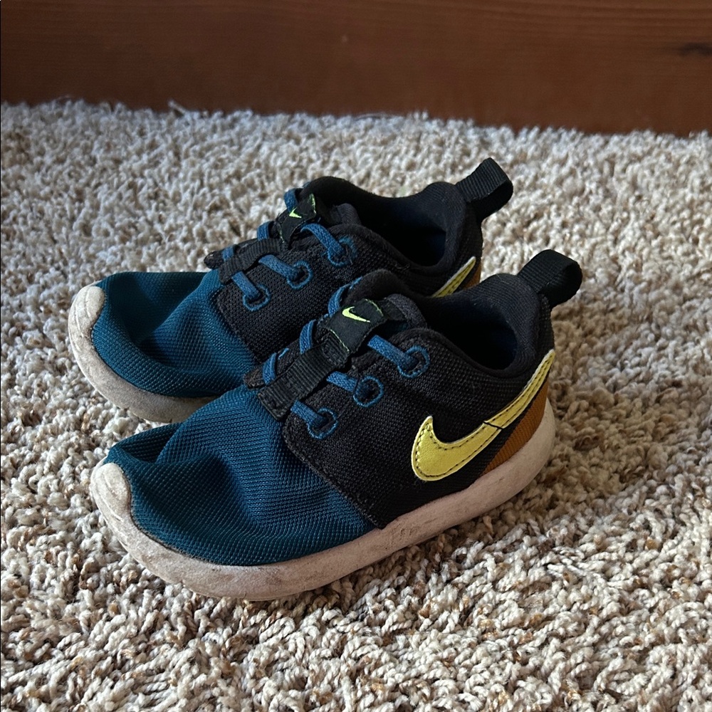Nike Kids Black and Yellow Athletic Shoes